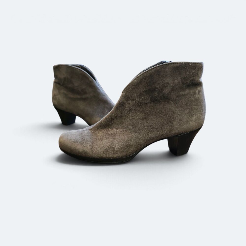 Munro Robyn Greige Suede V-Cut Ankle Bootie Stacked Block Heel Womens Size 6 M